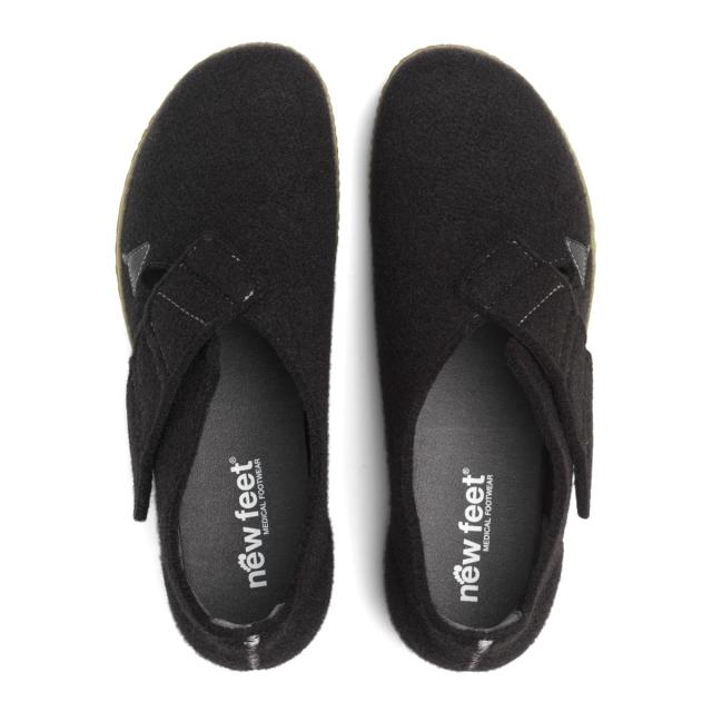 Men's slippers with heel cap and adjustable velcro closure