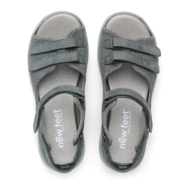 Women´s sandal with adjustable velcro straps and half-open heel cap