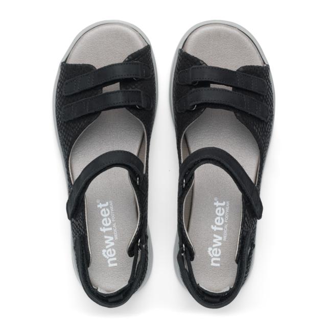 Women´s sandal with adjustable velcro straps and half-open heel cap