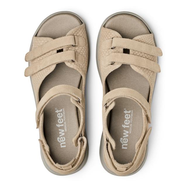 Women´s sandal with adjustable velcro straps and half-open heel cap