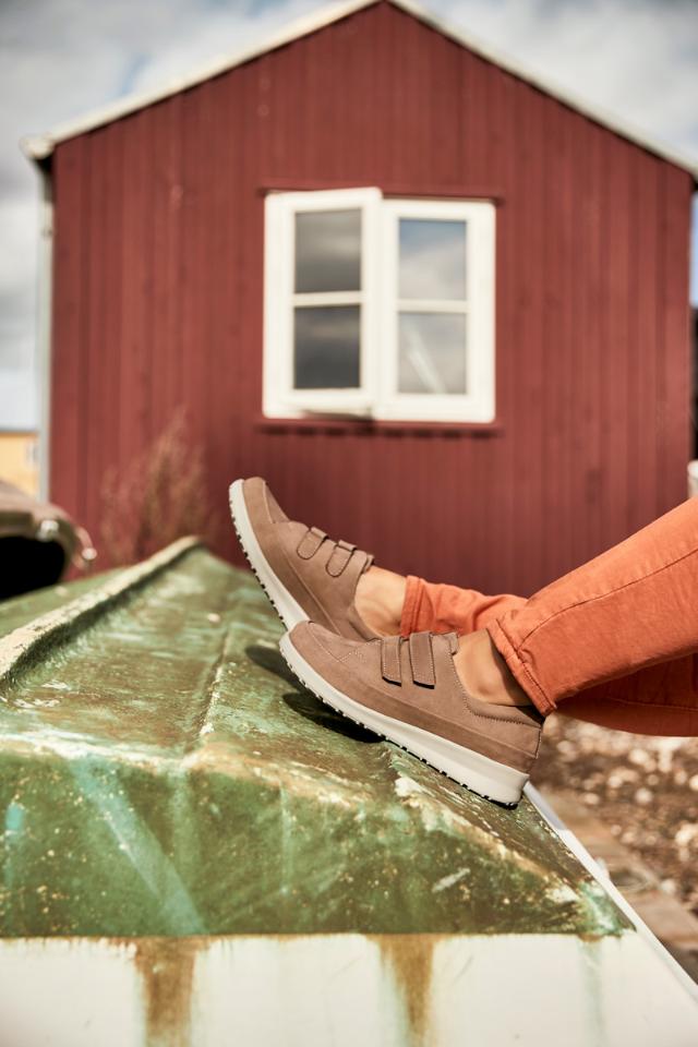 Women's shoes with two adjustable velcro straps