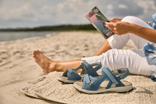 Women´s sandal with two velcro and adjustable heelstrap