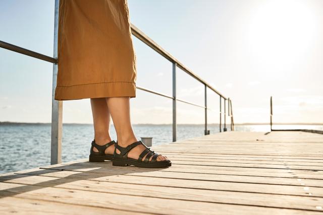 Women's sandal with half-open heel cap and two adjustable straps