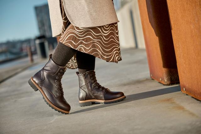 Women´s lace-up boot with zipper