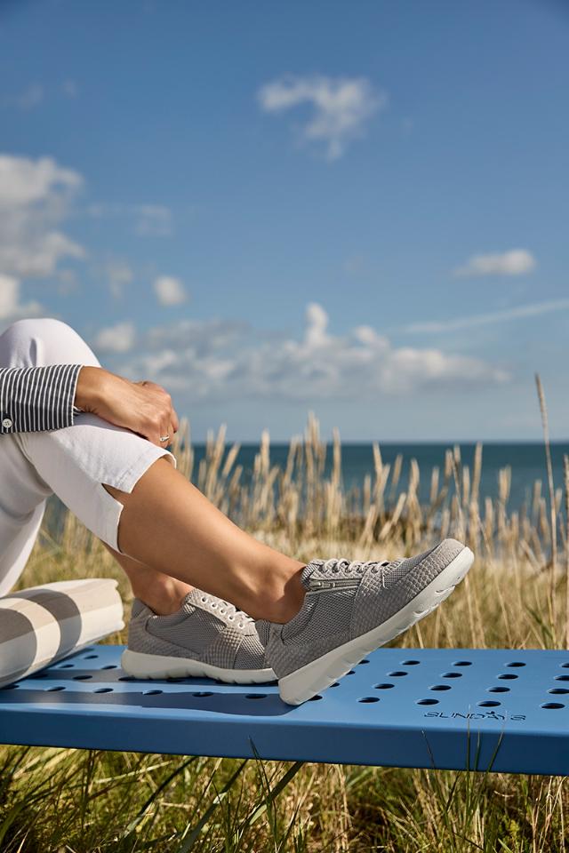 Women´s sneaker with lace and zipper