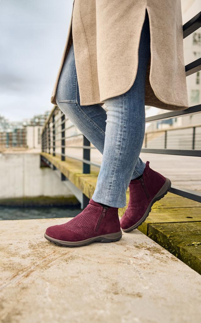 Women´s ankle boot with two zippers