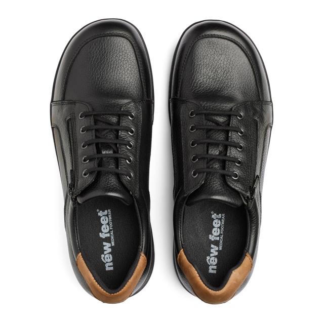 Sporty men´s shoe with lace and zipper