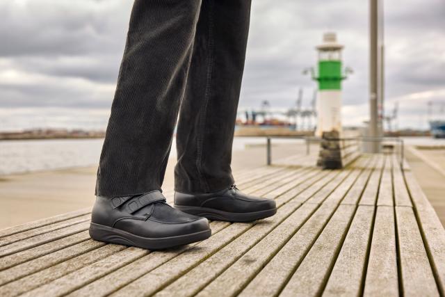 Men´s boot with velcro fasteners