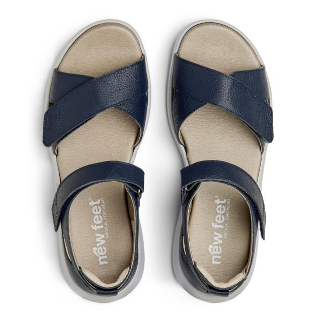 Women´s' sandal with a closed toe and two velcro straps