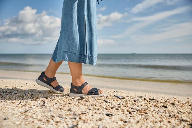 Women´s' sandal with a closed toe and two velcro straps