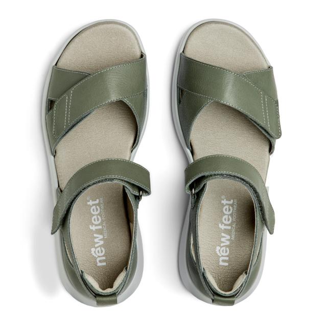 Women´s' sandal with a closed toe and two velcro straps