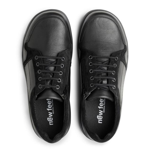 Men's shoe with laces and a zipper